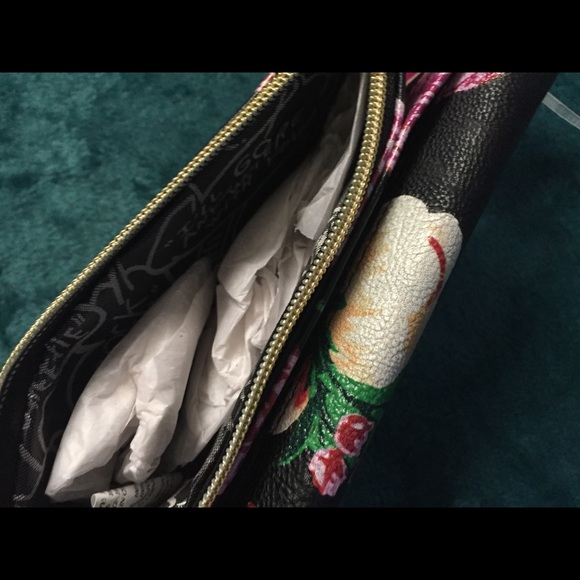 Betsey Johnson Beautiful Floral Bow Wristlet New - Picture 9 of 9